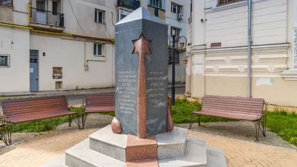 Monumento al Pogron, uno de tantos homenajes que veremos junto a plazas conmemorativas.