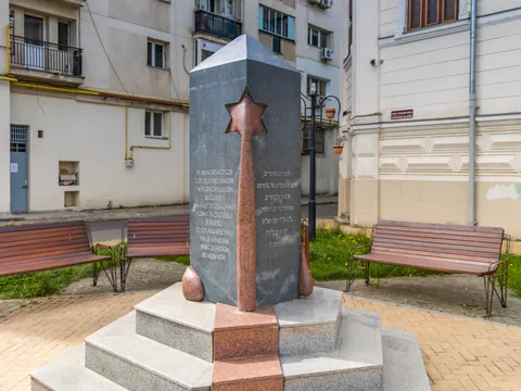 Monumento al Pogron, uno de tantos homenajes que veremos junto a plazas conmemorativas.