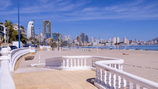 Paseo junto a la playa de Poniente con vistas al skyline de Benidorm