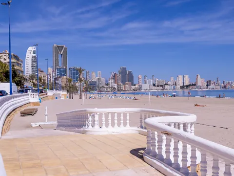 Paseo junto a la playa de Poniente con vistas al skyline de Benidorm