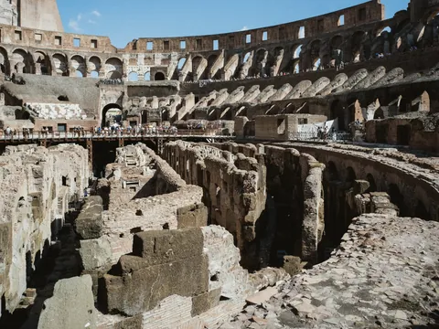 Interior del Coliseo de Roma con las galerías y pasadizos antiguos a la vista