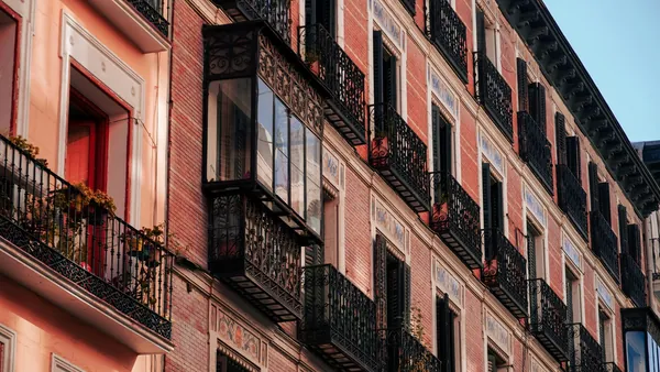 Fachada y balcones de forja en edificio clásico en Madrid
