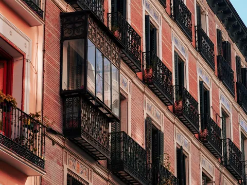 Fachada y balcones de forja en edificio clásico en Madrid