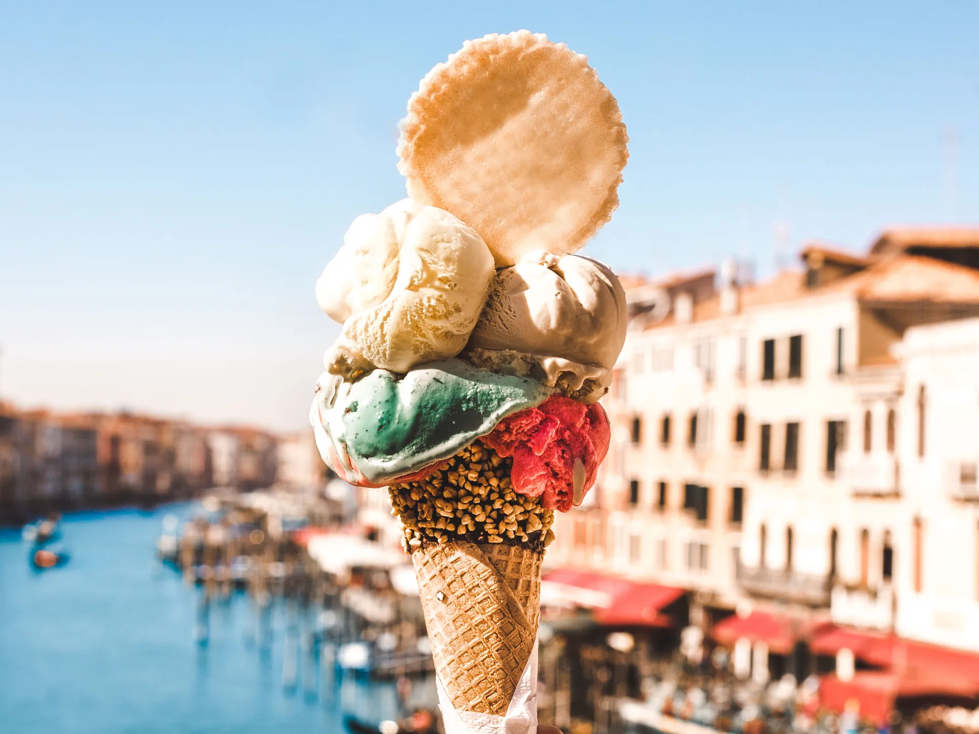 gelato italiano con galleta y  Venecia al fondo-Guía de viajes-Venecia-Buendiatours