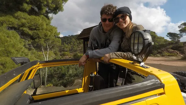 Pareja disfrutando de una ruta en todoterreno por la Albufera