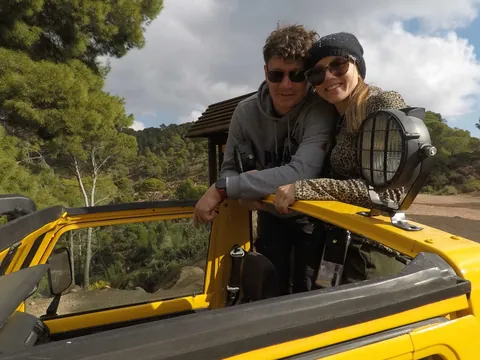 Pareja disfrutando de una ruta en todoterreno por la Albufera