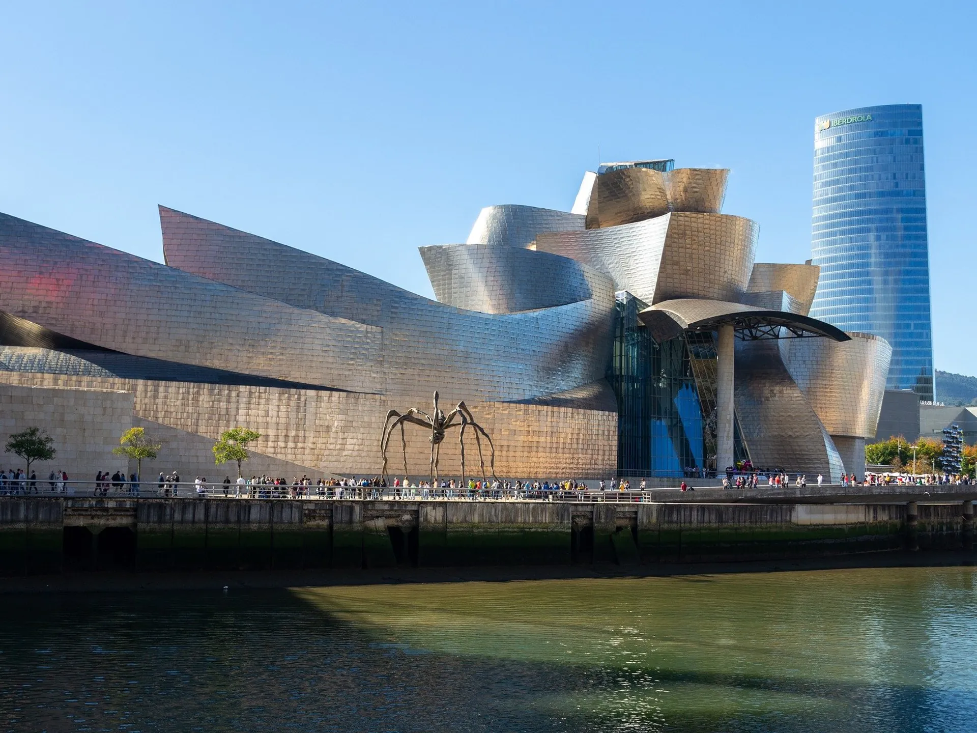 Exterior Museo Guggenheim de Bilbao - Exposiciones en Guggenheim de Bilbao en 2024 - Blog - Buendía Tours