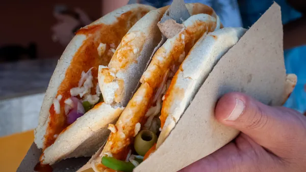 Comida típica cubana en un puesto callejero de Trinidad, Cuba