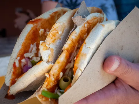 Comida típica cubana en un puesto callejero de Trinidad, Cuba