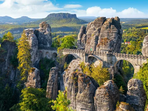 Vista panorámica Puente El Bastei en el Parque Nacional de la Suiza Sajona, Alemania