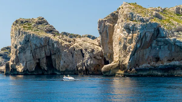 Excursión en barca con paisaje rocoso en medio de la reserva natural de las Islas Medas.