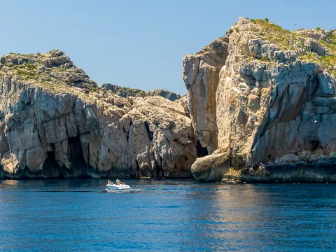 Excursión en barca con paisaje rocoso en medio de la reserva natural de las Islas Medas.