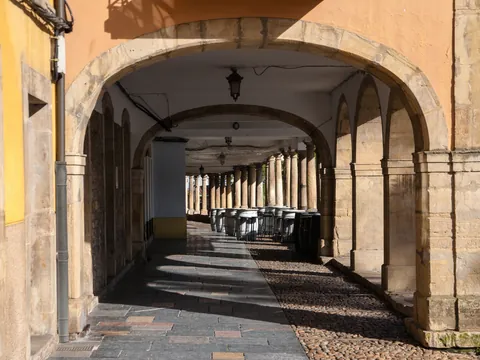 Soportales de la calle Galiana en el casco histórico de Avilés