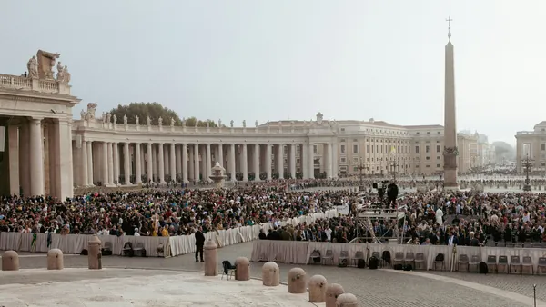 Multitud reunida en la Plaza de San Pedro para la audiencia papal, Vaticano