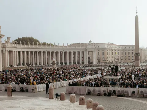 Multitud reunida en la Plaza de San Pedro para la audiencia papal, Vaticano