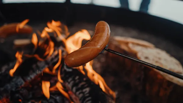 Cocinando salchichas en las cascadas heladas de Korouoma