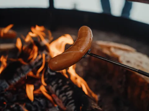 Cocinando salchichas en las cascadas heladas de Korouoma