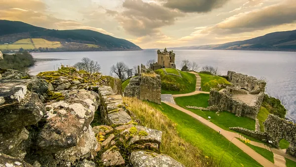 Castillo de Urquhart a orillas del Lago Ness