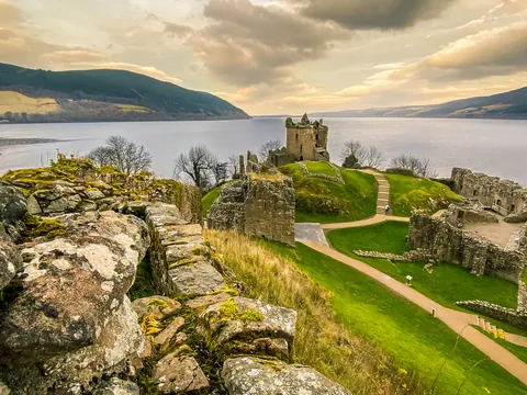 Castillo de Urquhart a orillas del Lago Ness