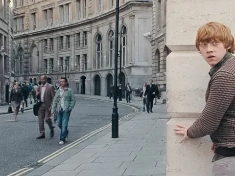Fotograma de Ron en las calles de Londres, las mismas que tu recorrerás junto al guía local.