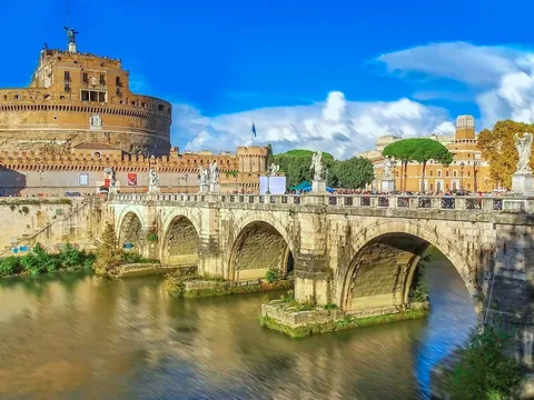 Castillo de Sant'Angelo y puente de los Ángeles sobre el río Tíber en Roma.