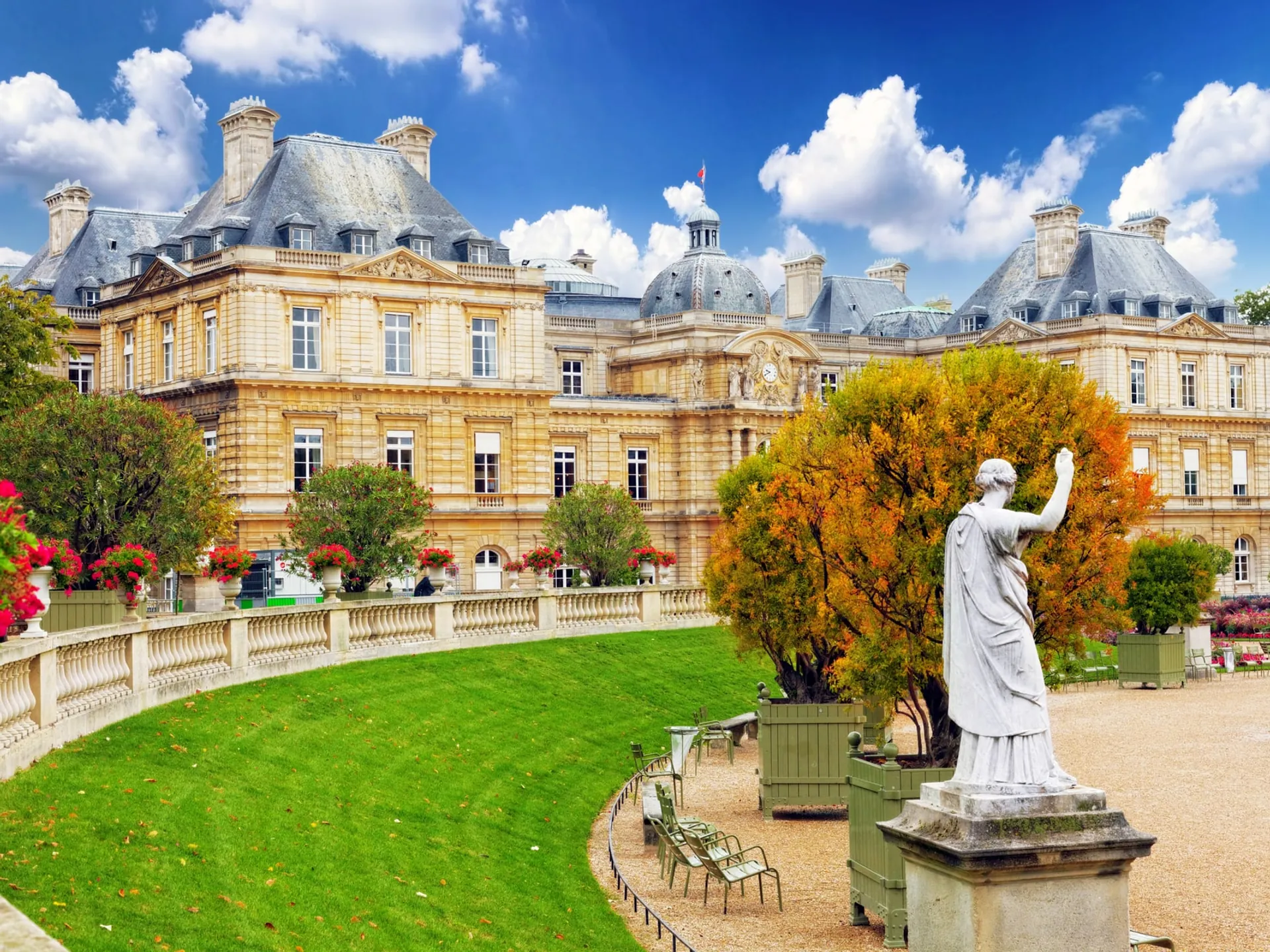 Palacio y Escultura en los Jardines de Luxemburgo