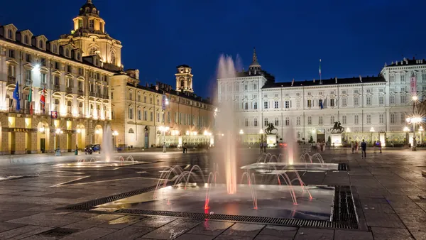 La Piazza Castello, una de las paradas, con la fuente iluminada en Turín.