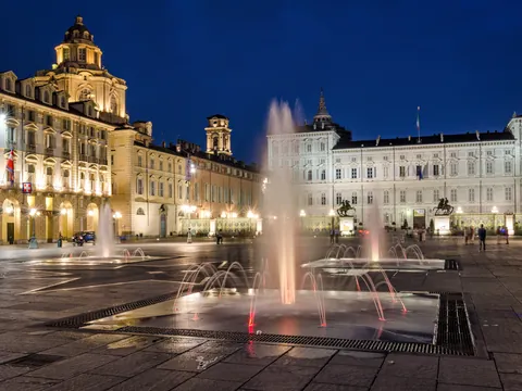 La Piazza Castello, una de las paradas, con la fuente iluminada en Turín.