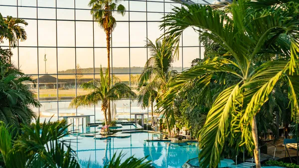 Vegetación rodeando a la piscina principal de las termas de Bucarest, a donde te lleva esta excursión.