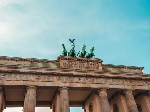 Vista frontal de la Puerta de Brandeburgo en Berlín