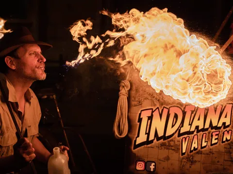 Artista de fuego de Indiana Tours en una calle del centro de Valencia