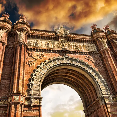 Vista del Arco de Triunfo de Barcelona - Arco de Triunfo de Barcelona - Qué ver en Barcelona - Guía de Viajes Barcelona - Buendía Tours