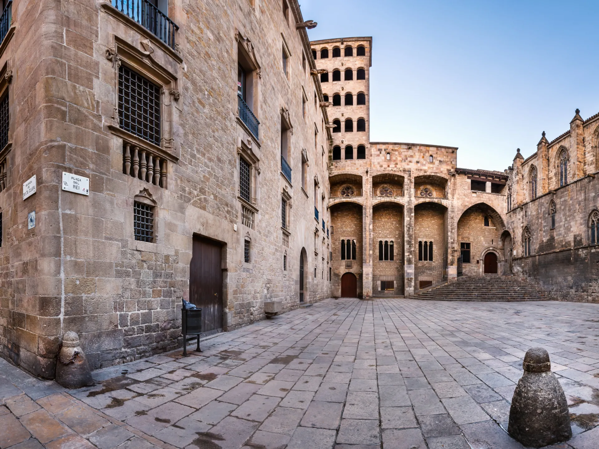 Plaza del Rey Barcelona - Las 15 Plazas de España que no te puedes perder - Blog - Buendía Tours