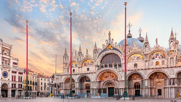 Catedral de San Marcos al amanecer en la Plaza de San Marcos, Venecia