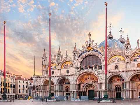 Catedral de San Marcos al amanecer en la Plaza de San Marcos, Venecia