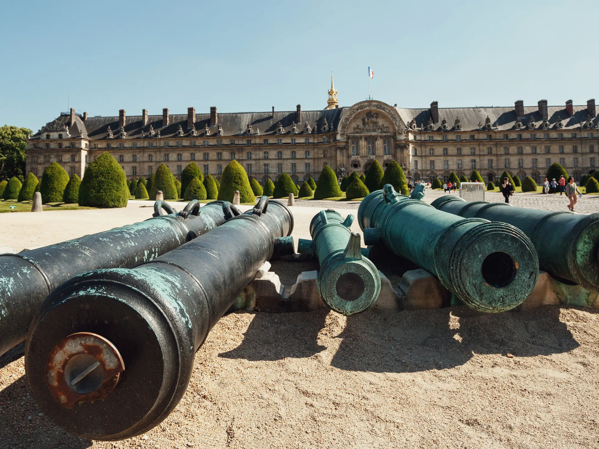 Cañones antiguos frente al Museo del Ejercito de París