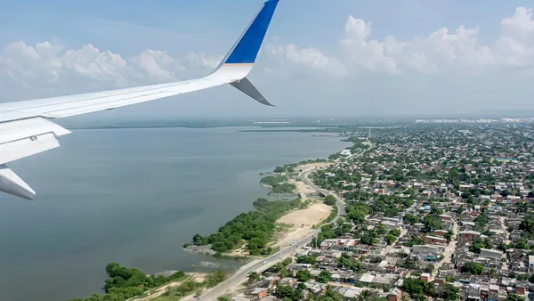 Vistas de Cartagena de Indias desde la ventanilla de un avión.