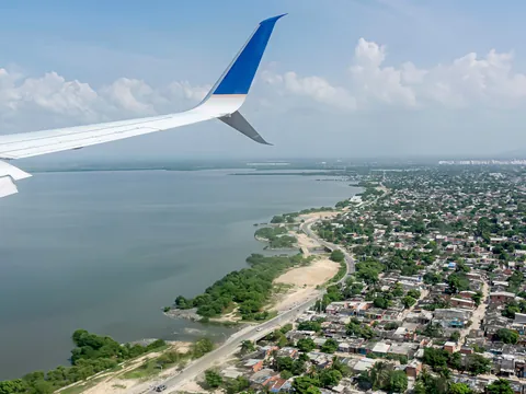 Vistas de Cartagena de Indias desde la ventanilla de un avión.