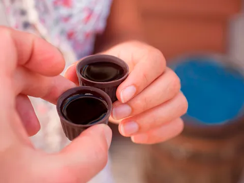 Brindis con ginja, licor de cereza, servido en vasitos de chocolate.