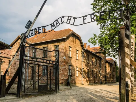 Puerta de entrada a Auschwitz I con el letrero "Arbeit Macht Frei"