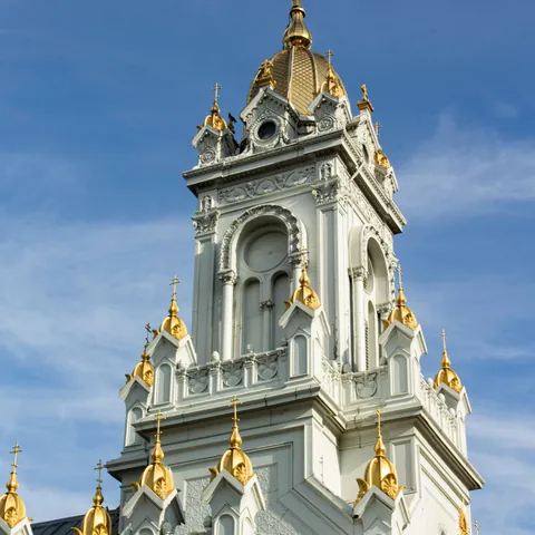 Iglesia de San Esteban de los Búlgaros con torres blancas y cúpulas doradas, Estambul, Turquía