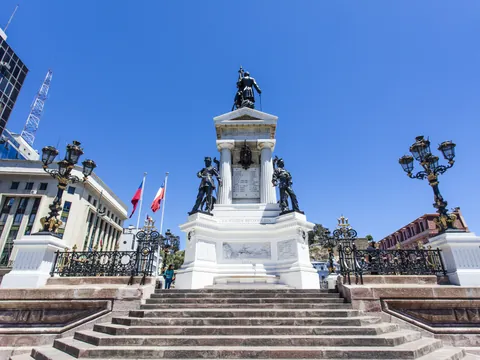 Plaza Sotomayor, con el Monumento a los Héroes de Iquique, otro de los puntos visitados en este free tour por Valparaíso.