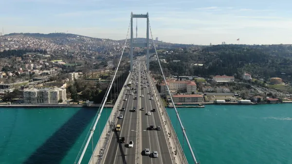 Puente del Bósforo en Estambul con tráfico y vistas del estrecho entre Europa y Asia, Turquía