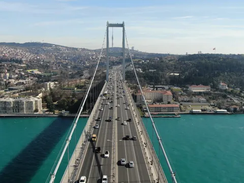 Puente del Bósforo en Estambul con tráfico y vistas del estrecho entre Europa y Asia, Turquía