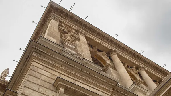 Detalle de la fachada y esculturas de la Ópera de Budapest, en Hungría.