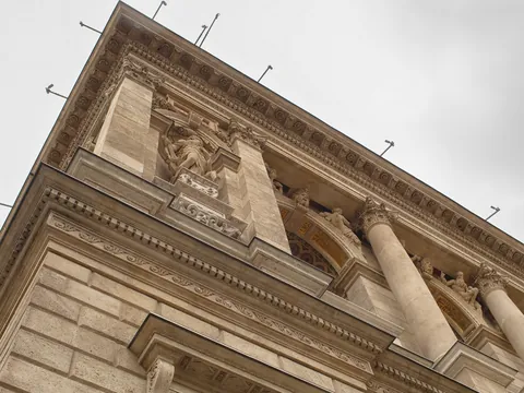 Detalle de la fachada y esculturas de la Ópera de Budapest, en Hungría.