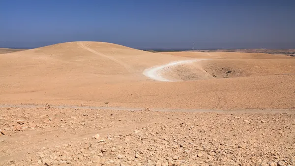 Paisaje árido del desierto de Agafay en las Montañas del Atlas, Marruecos