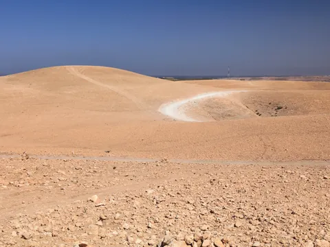 Paisaje árido del desierto de Agafay en las Montañas del Atlas, Marruecos