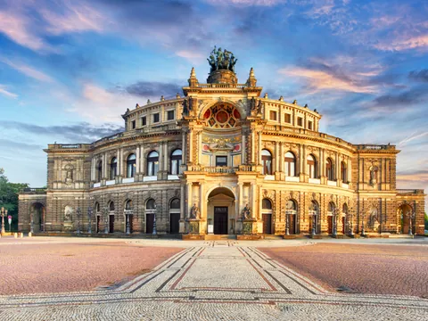 Palacio Zwinger con su ornamentada arquitectura barroca en Dresde, Alemania.
