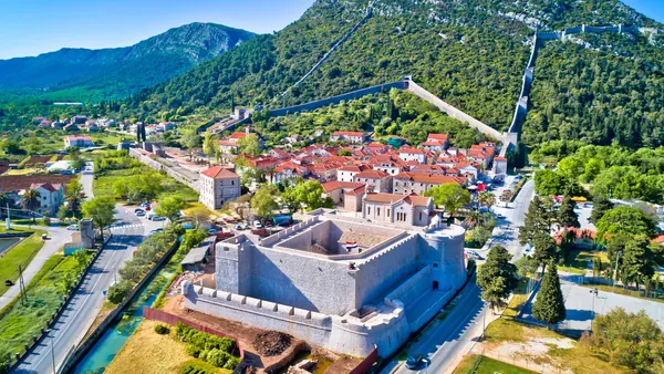 Ston impresiona desde las alturas con sus murallas monumentales y salinas centenarias.